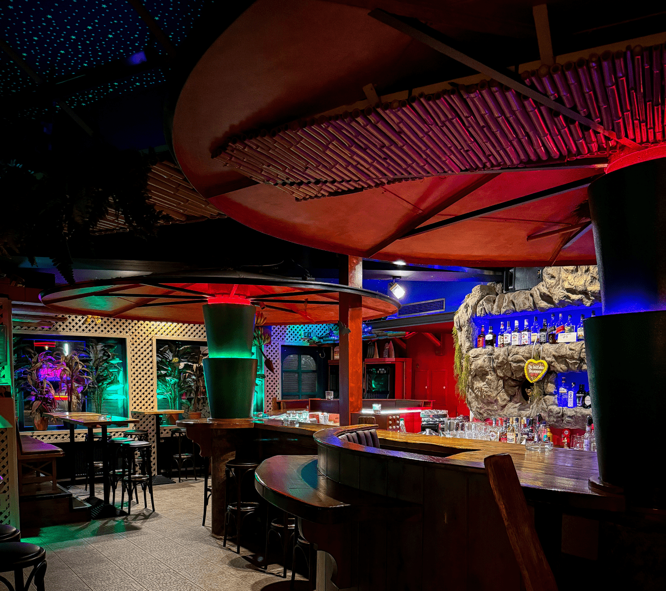 Blick auf die große Bar und den Innenraum des Café Wintergarten