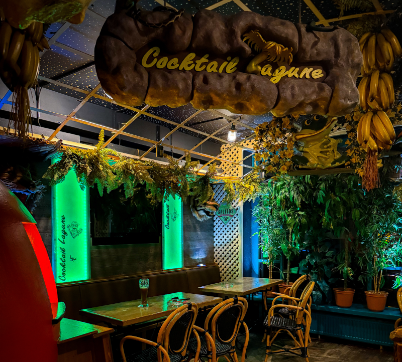 Atmosphärische Details und Pflanzen im Café Wintergarten